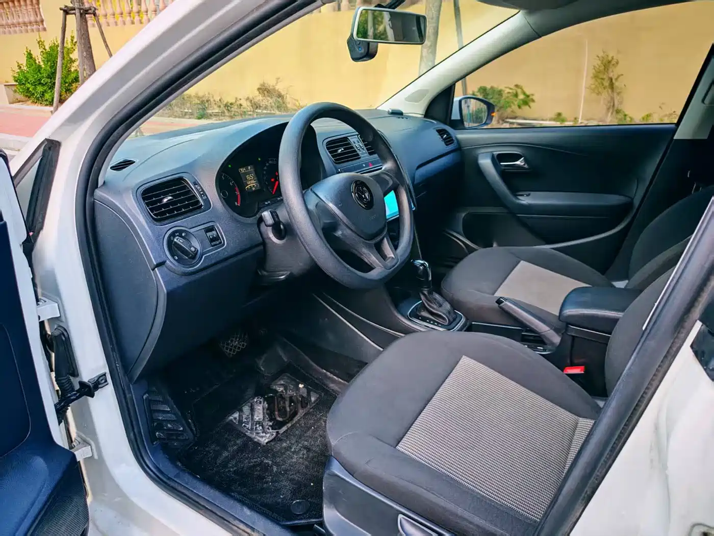 Volkswagen Polo 2016 1.4L Automatic Trend фото 8