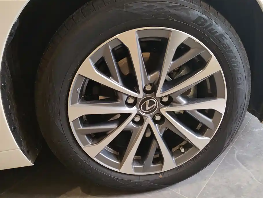 Lexus ES 2025 200 Ultimate Edition фото 6