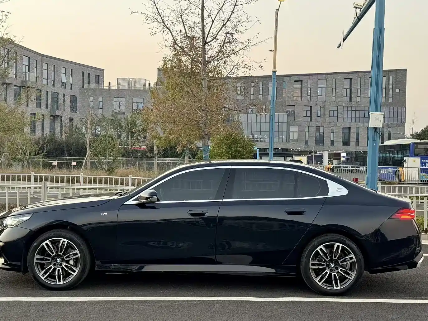 BMW 5 Series 2025 530Li Leading M Sport Package фото 9