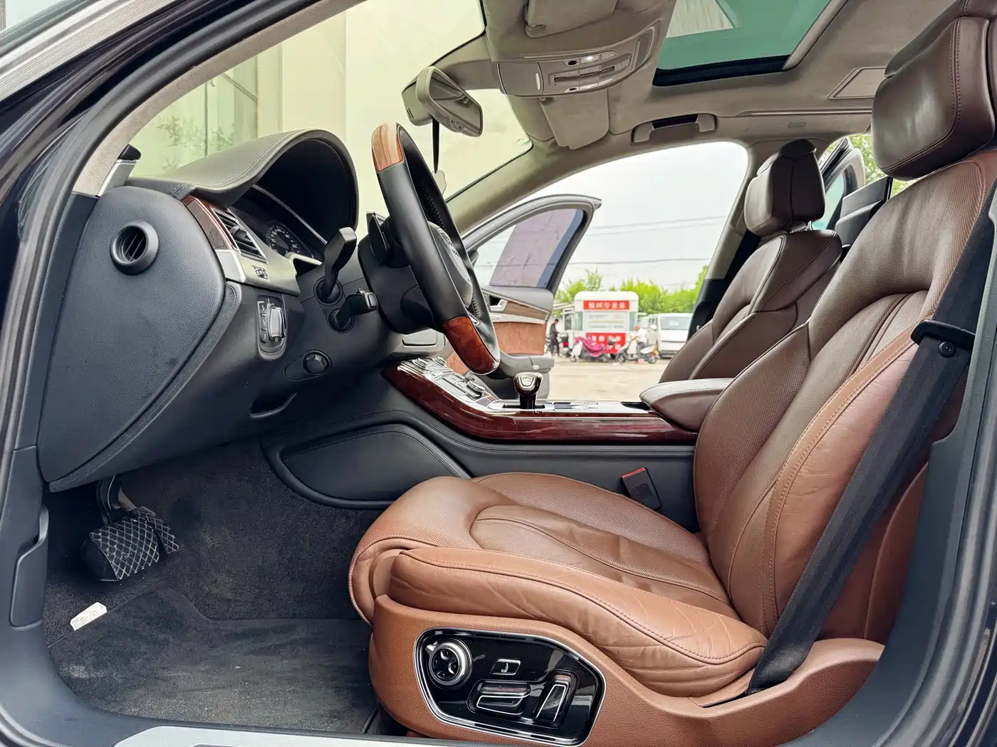 Audi A8 2011 2011 A8L W12 6.3 FSI quattro