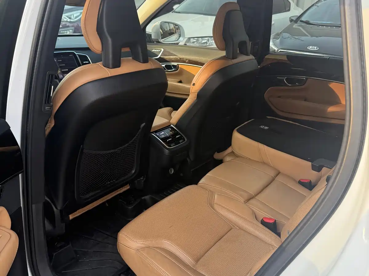 Фото 7 - Volvo XC90