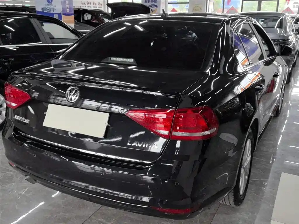 Volkswagen Lavida 2017 1.6L Manual Comfort Edition фото 9