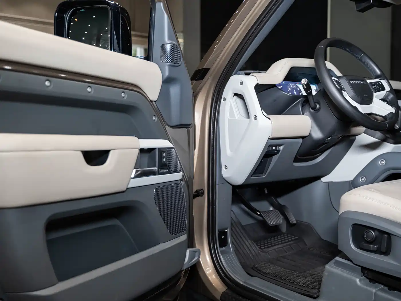 Land Rover Defender 2020 Model 110 P400 HSE фото 9