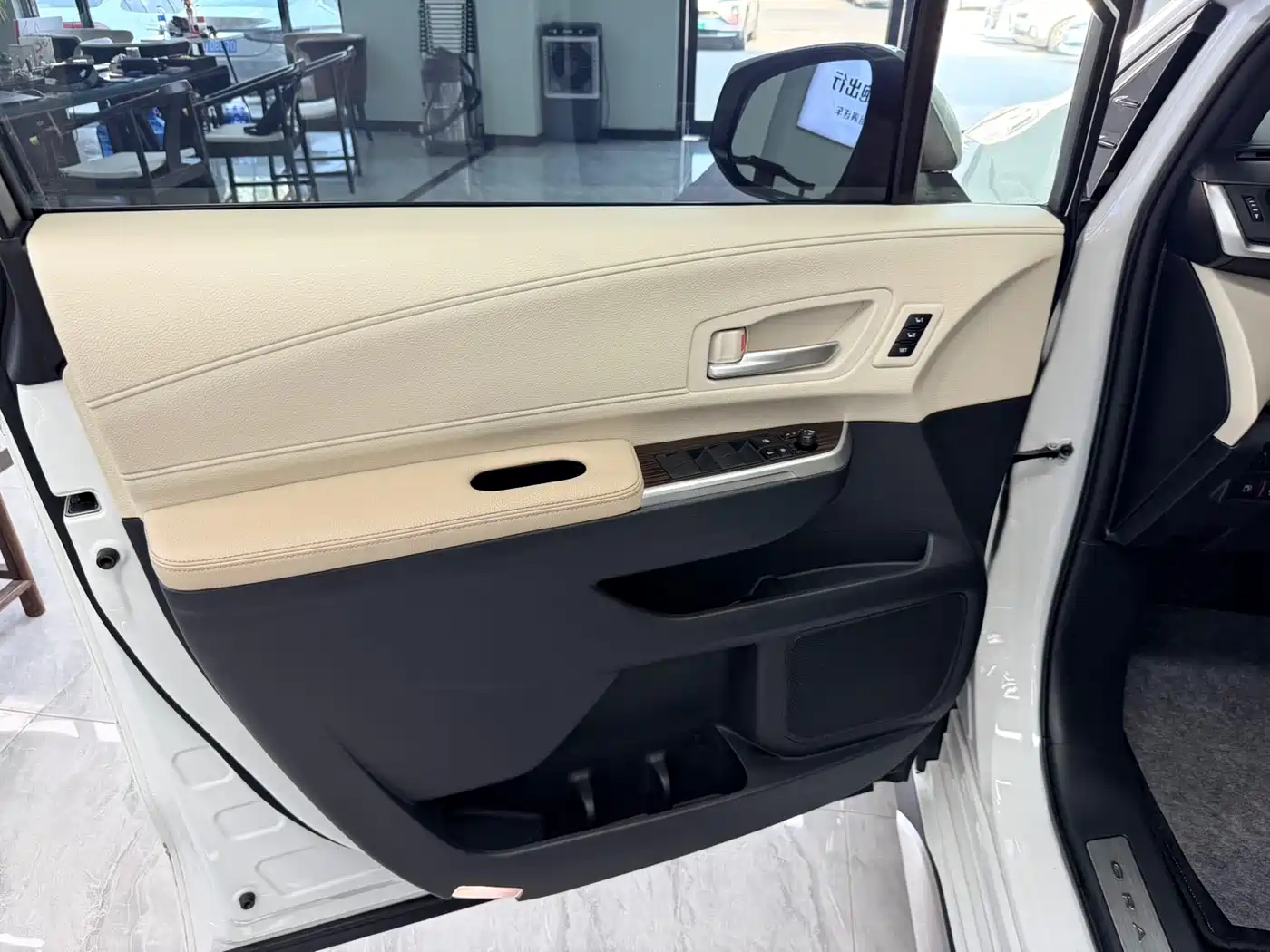 Toyota Granvia 2023 2.5L Hybrid Prestige PLUS Edition фото 7