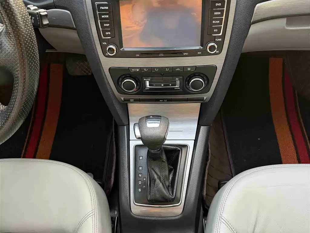 Škoda Octavia 2013 1.6L Automatic Prestige Edition фото 11