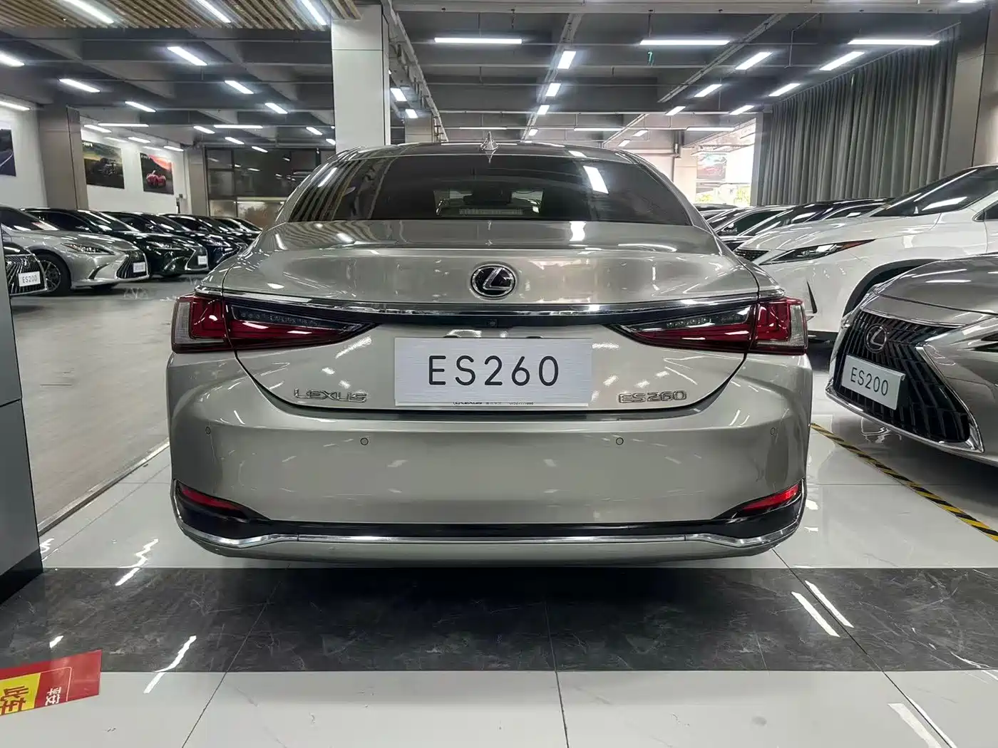 Photo 9 - Lexus ES