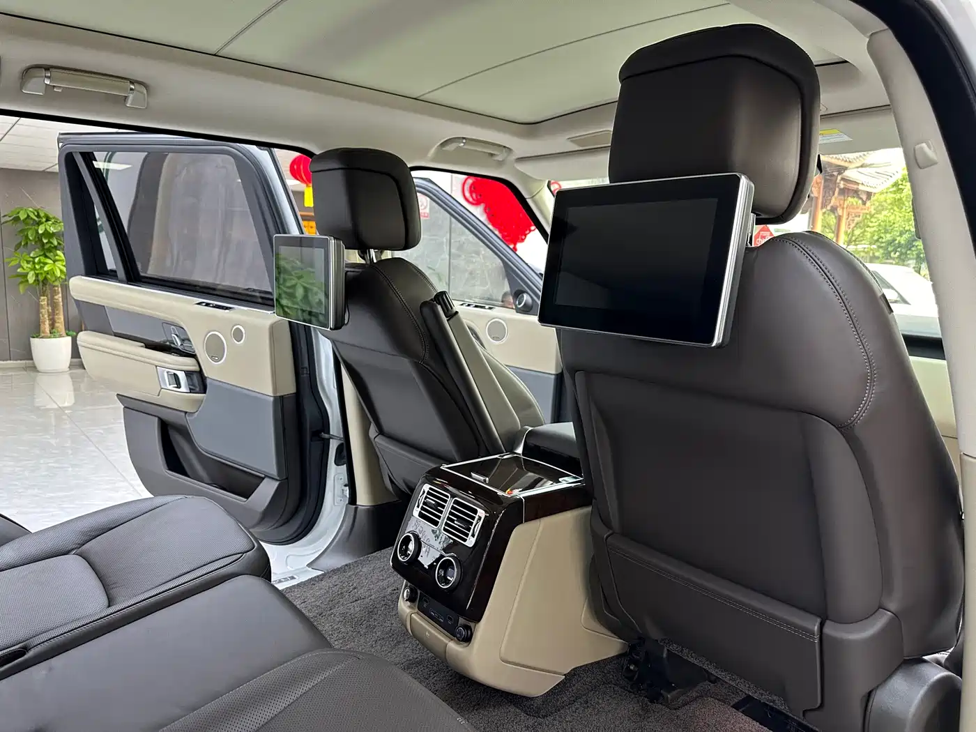Land Rover Range Rover 2021 3.0 L6 Heritage Extended Classic Edition фото 18