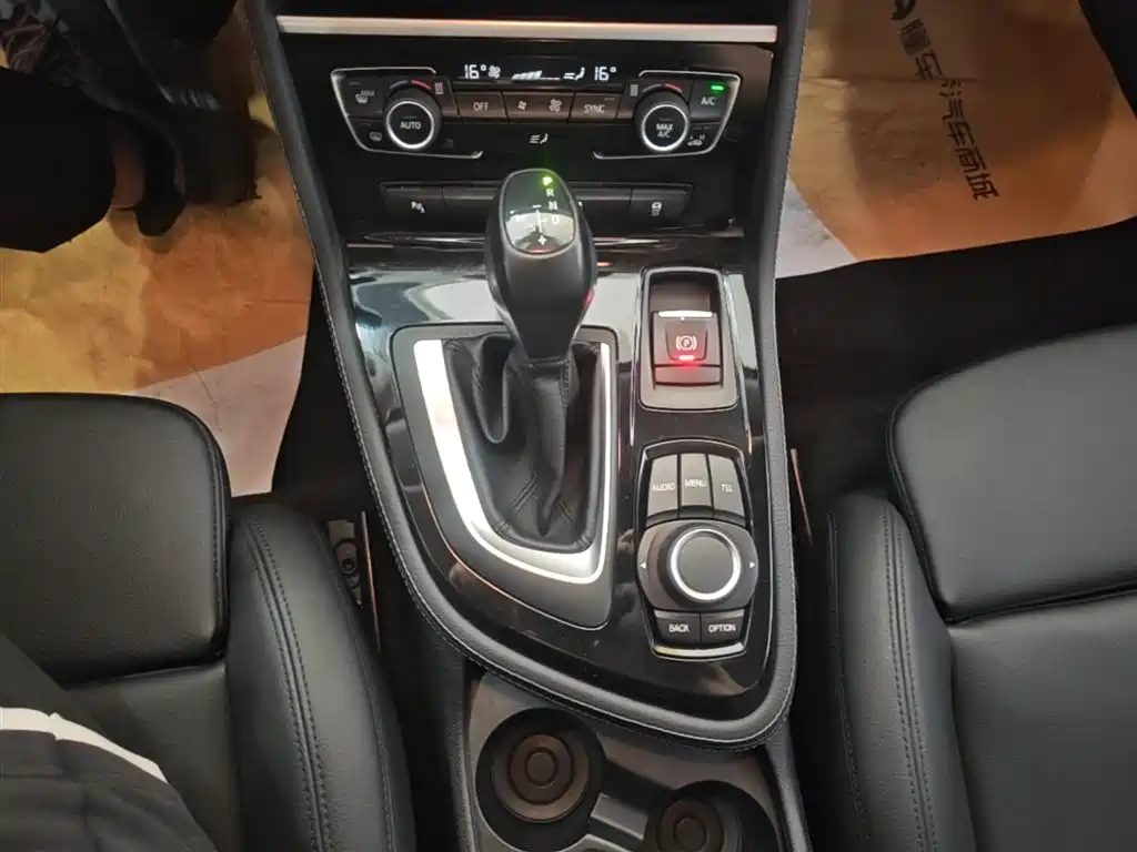 BMW 2 Series Touring 2016 218i Sport Design Package фото 10