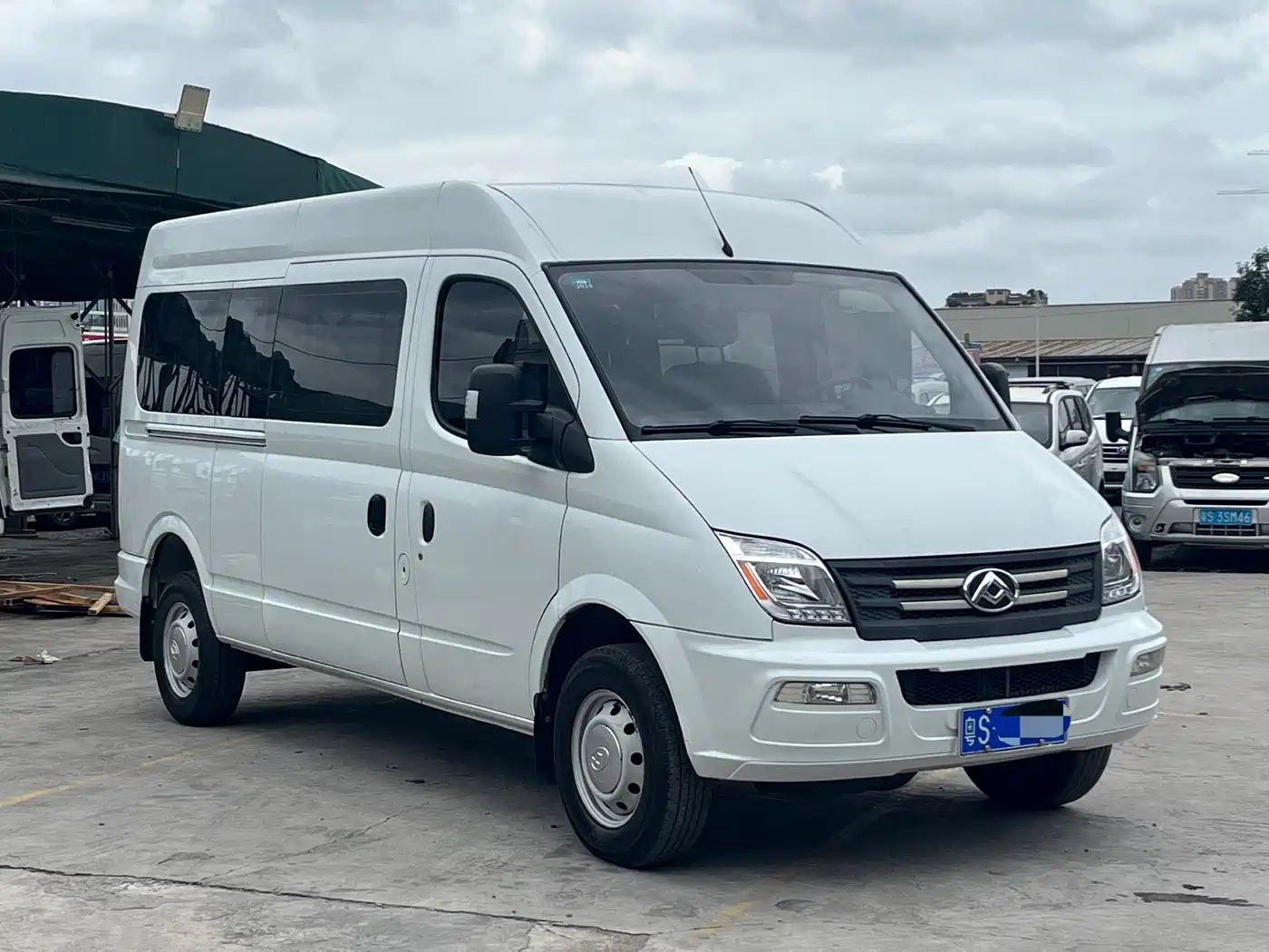 SAIC Maxus Xintu V80 2023 2.0T PLUS Manual All-round King Long Wheelbase Medium Roof 6/7/8/9-seater фото 3