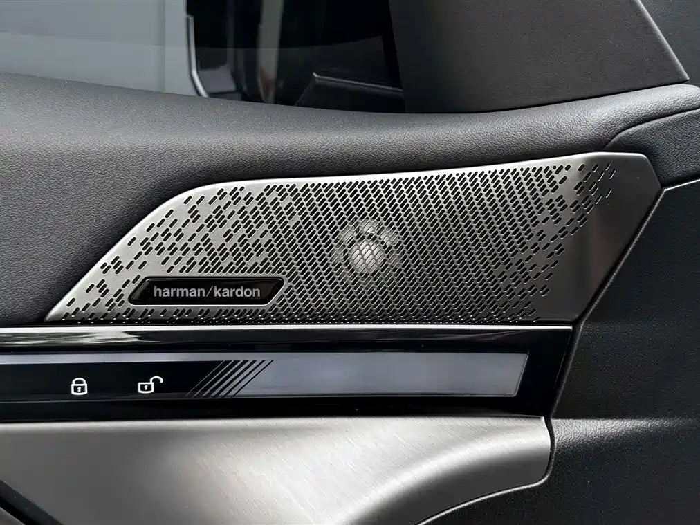 BMW 5 Series 2024 530Li Leading M Sport Package фото 23