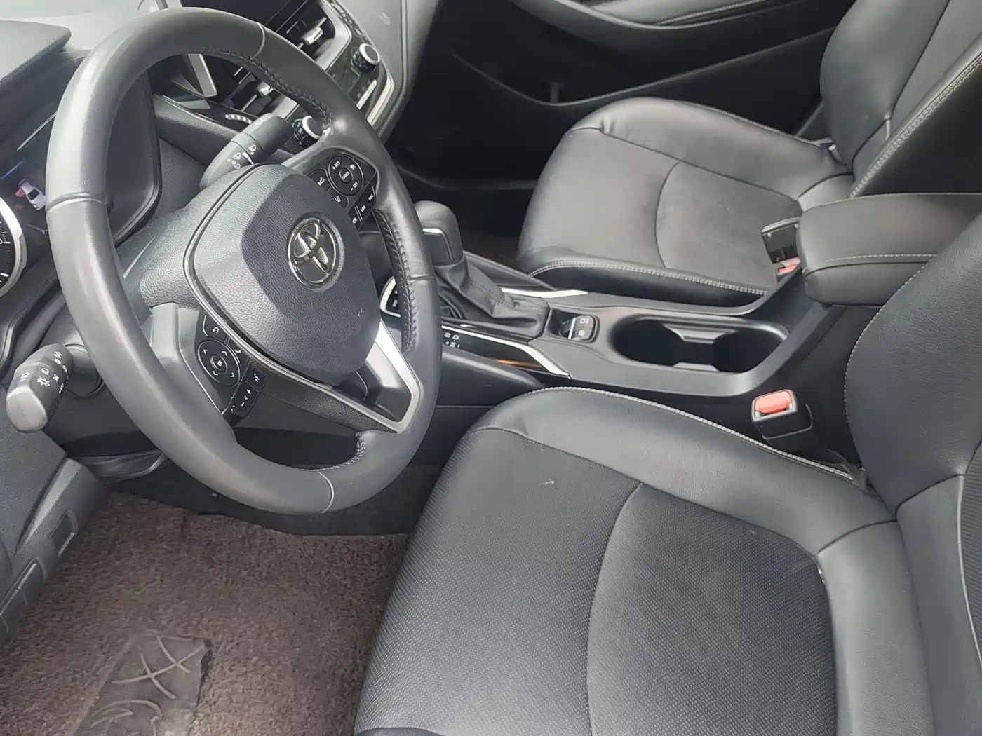 Toyota Corolla 2021 1.2T S-CVT Luxury Edition фото 6