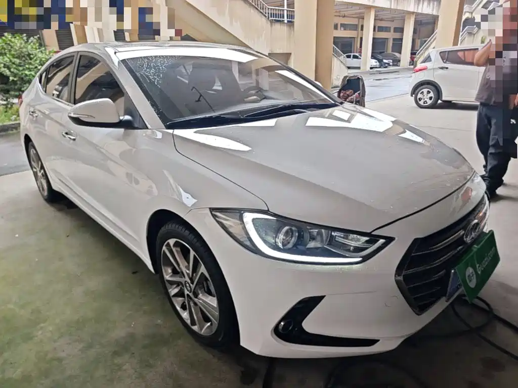 Фото 4 - Hyundai Elantra