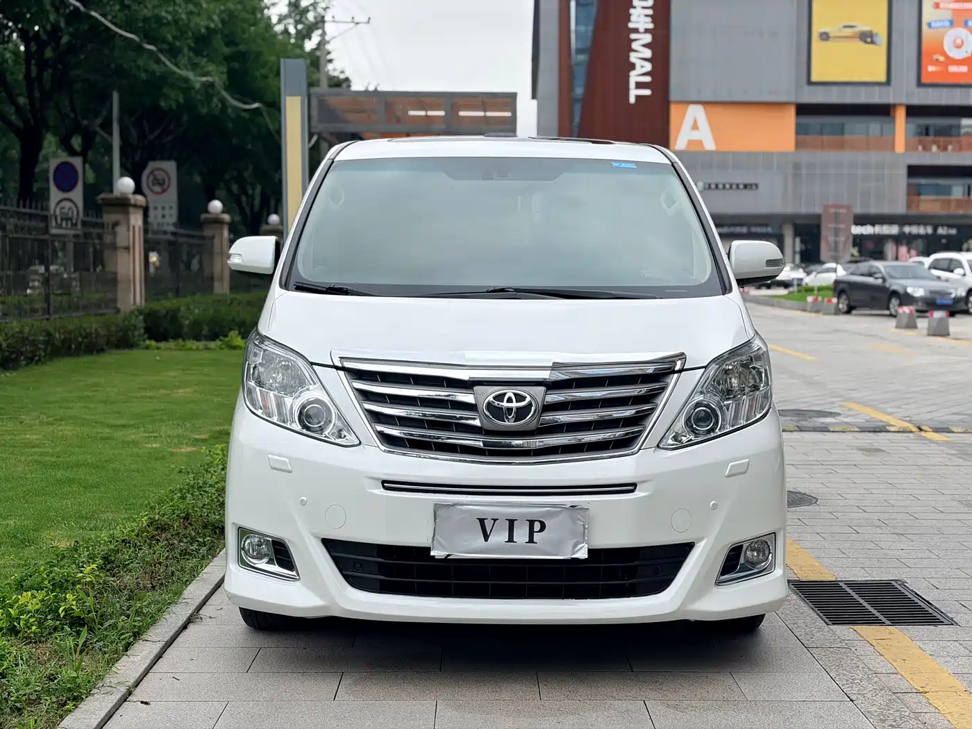 Toyota Alphard фото 2