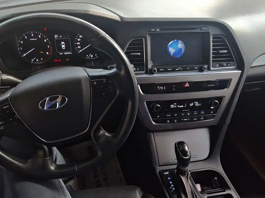 Photo 12 - Hyundai Sonata