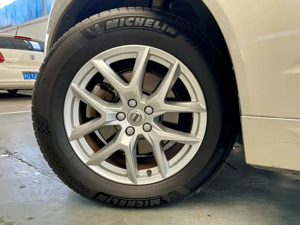 Фото 21 - Volvo XC60