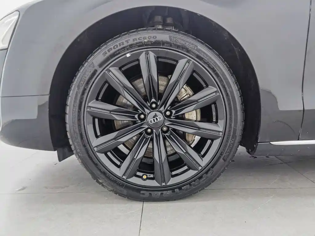 Photo 17 - Audi A8