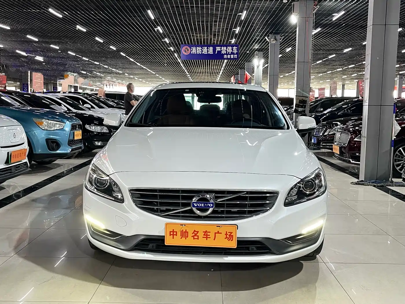 Фото 2 - Volvo S60