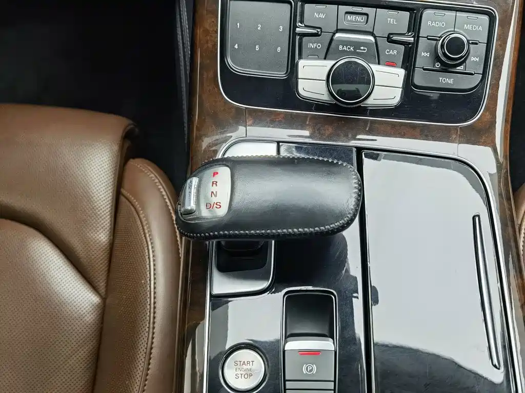Photo 13 - Audi A8