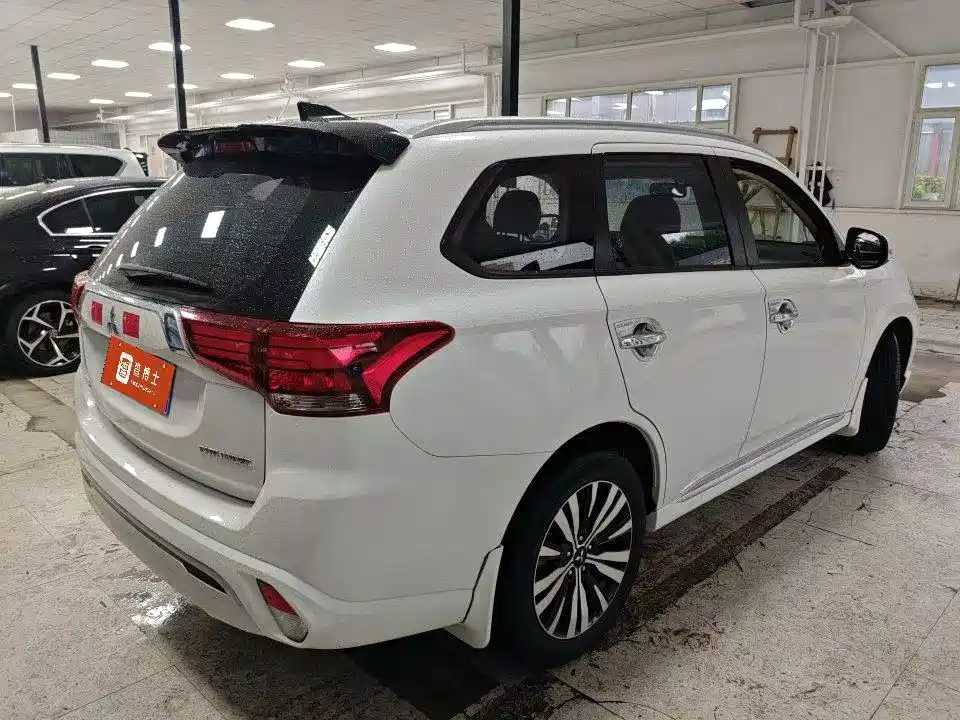 Mitsubishi Outlander 2023 2021 Facelift 2.0L 2WD Premium Edition 7-Seater