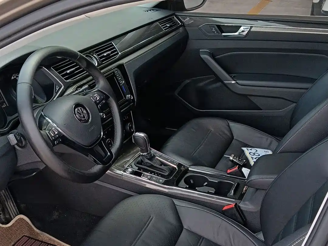 Volkswagen Passat 2017 330TSI DSG Luxury фото 9
