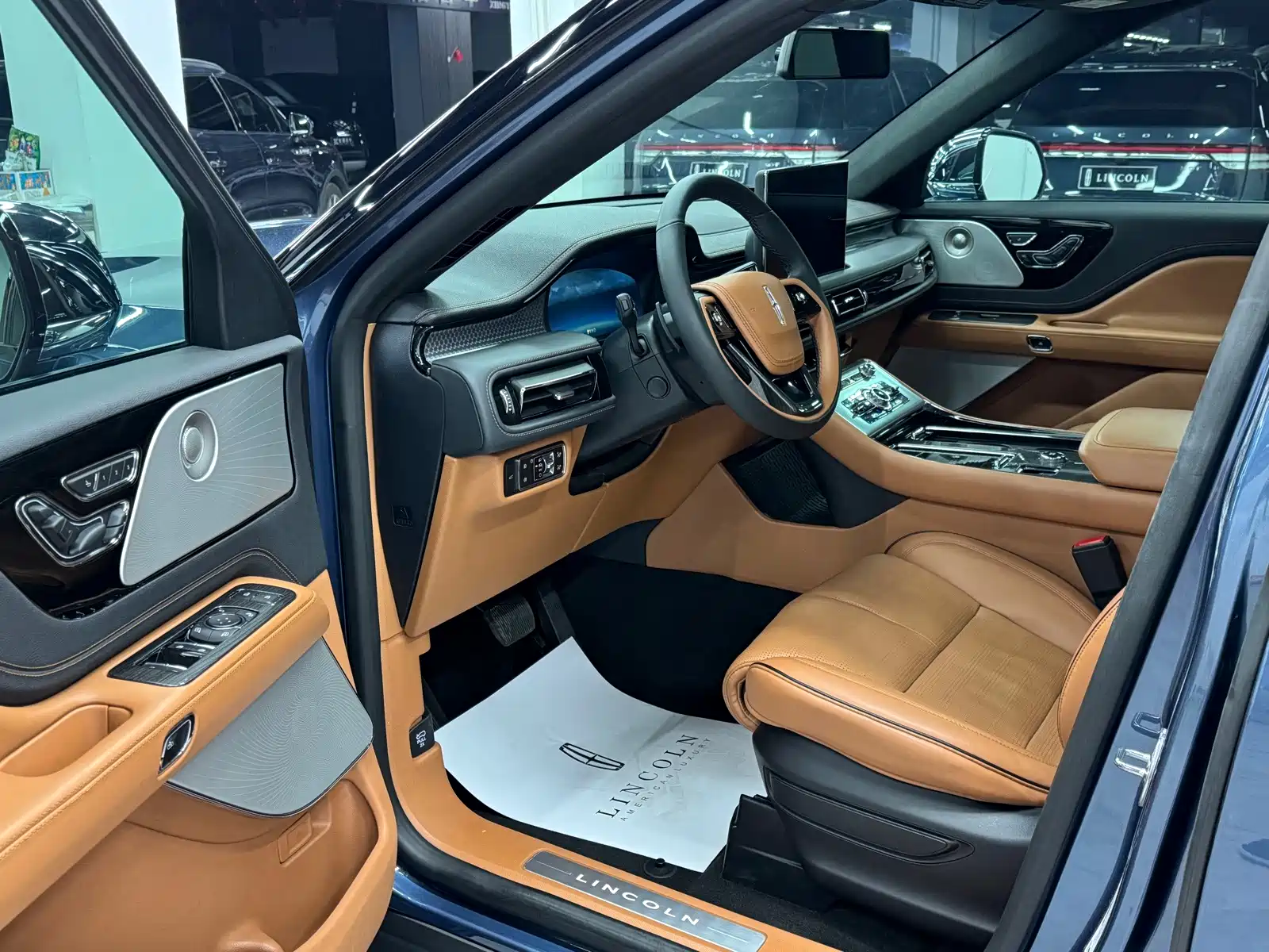 Photo 14 - Lincoln Aviator