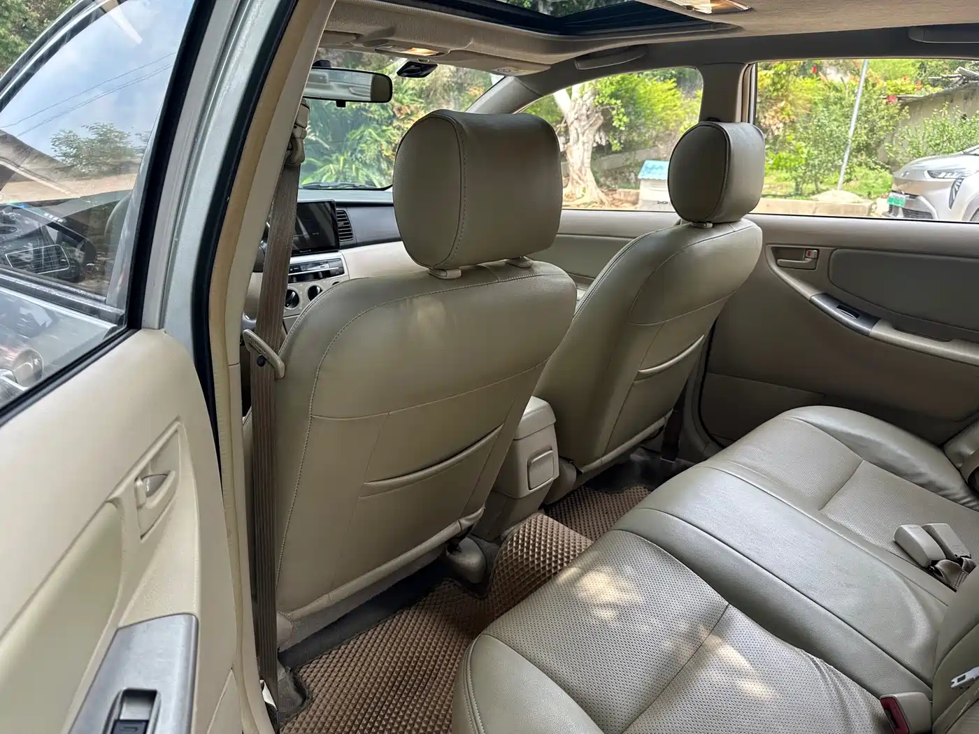 Toyota Corolla 2013 1.6L Automatic Luxury фото 8
