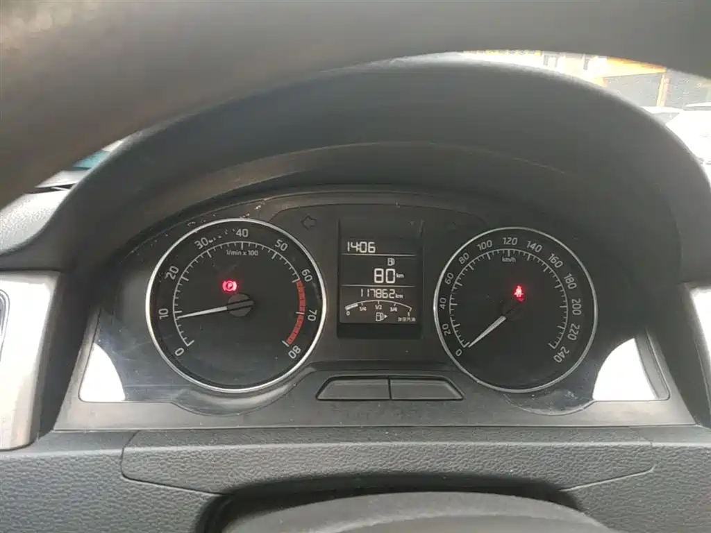 Škoda Skoda Rapid Spaceback 2016 1.6L Manual Pioneer Edition фото 12
