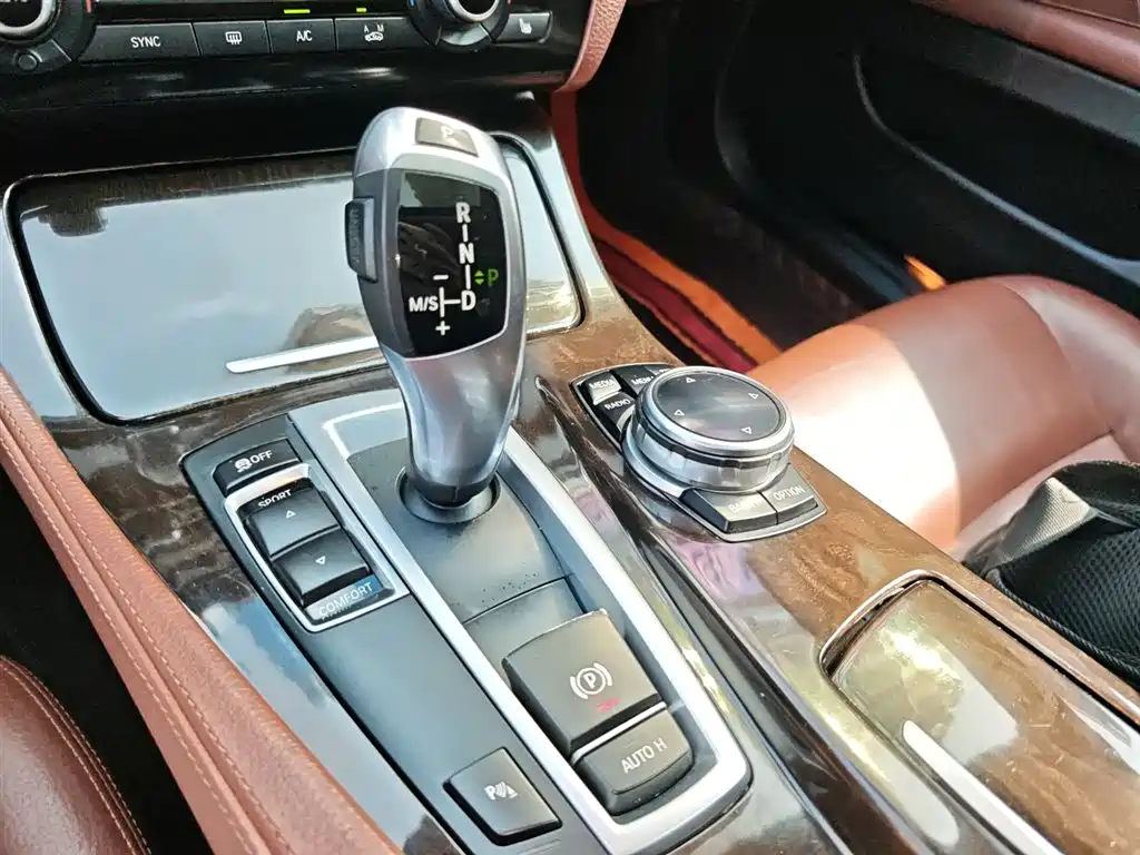 BMW 5 Series 2014 535Li Leadership фото 10