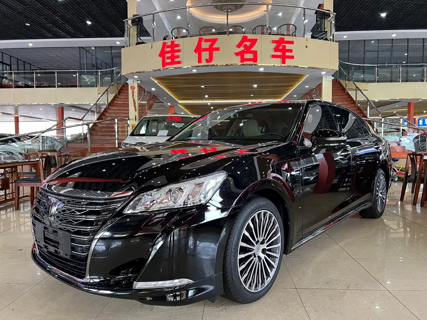 Фото 1 - Toyota Crown