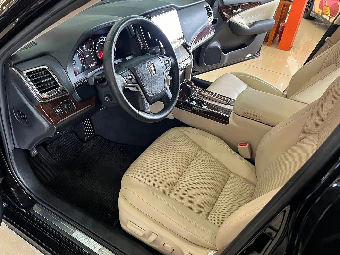Фото 10 - Toyota Crown