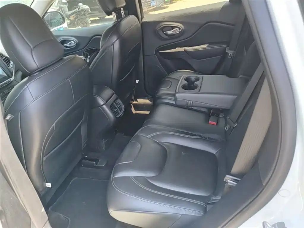 Фото 17 - Jeep Cherokee