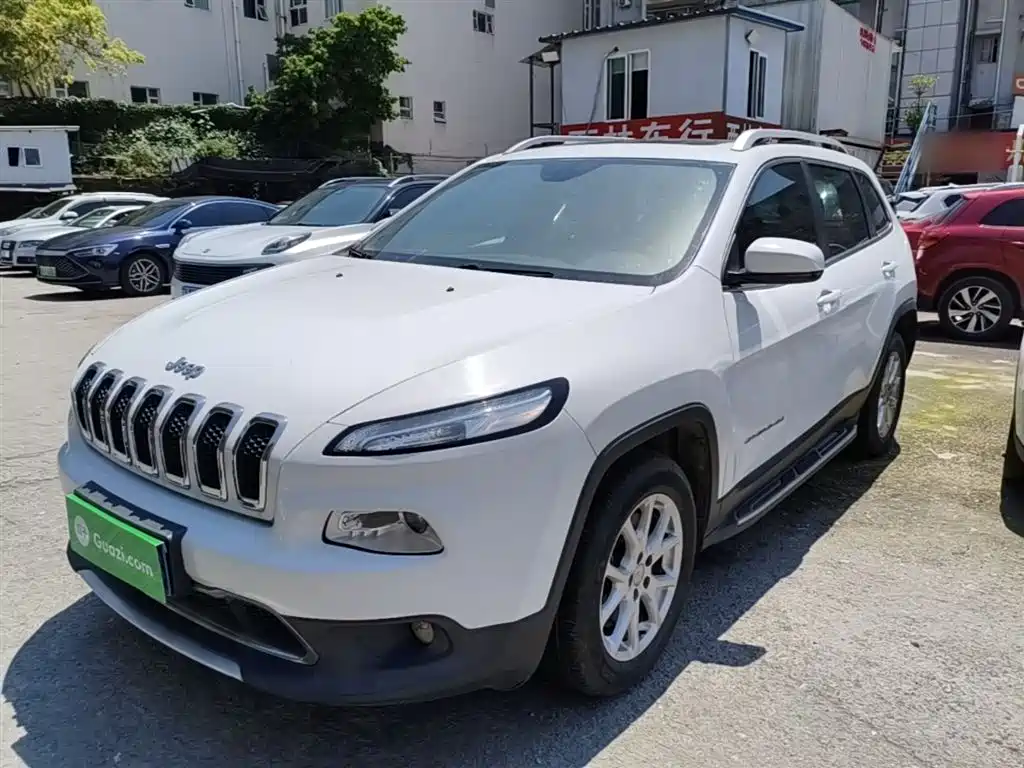 Фото 1 - Jeep Cherokee