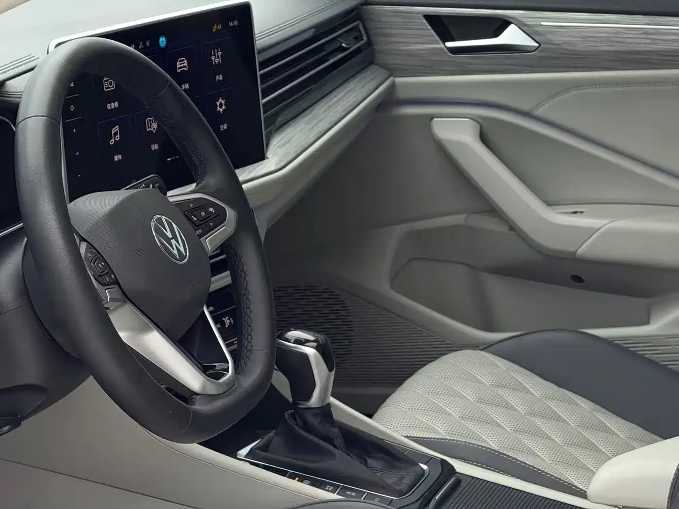 Volkswagen Sagitar 2023 Model Year 280TSI DSG Surpass Edition фото 15
