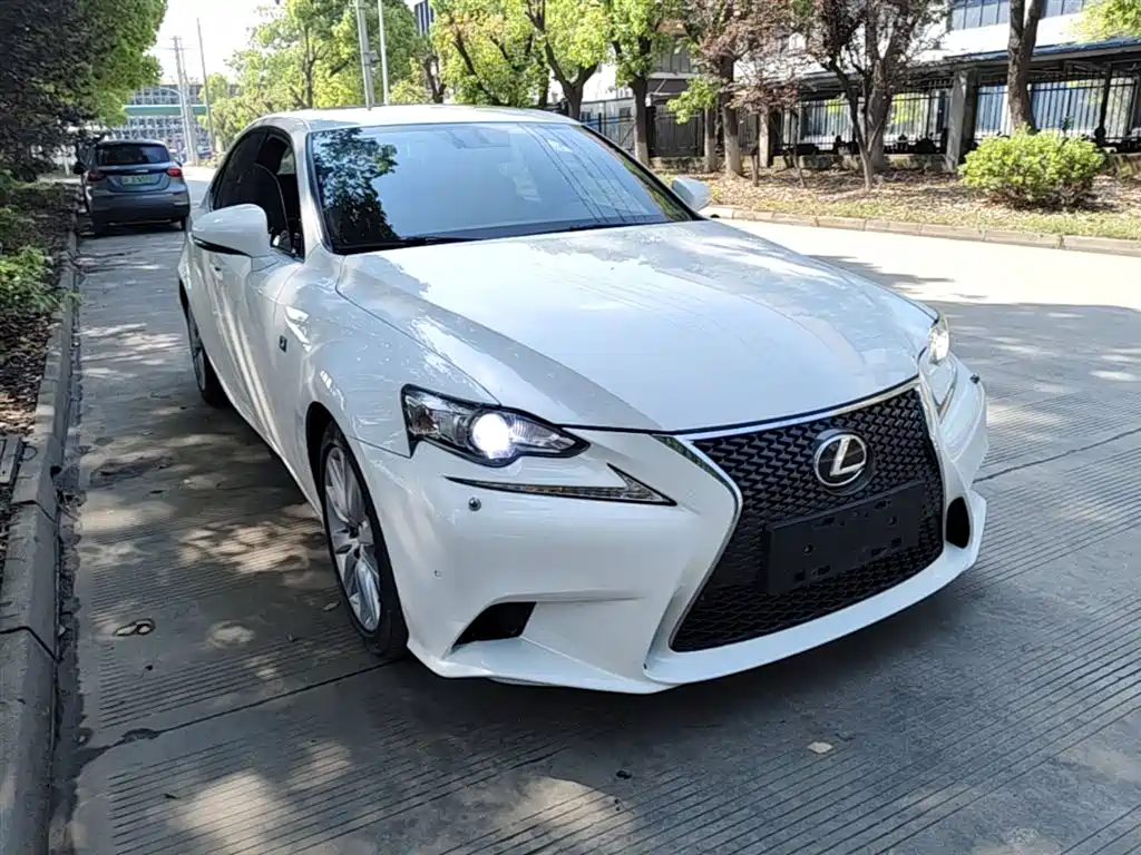 Lexus IS 2015 200t F SPORT фото 4