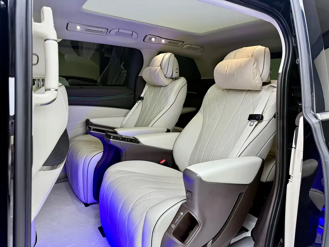 Denza D9 2024 DM-i 980 AWD Prestige фото 6