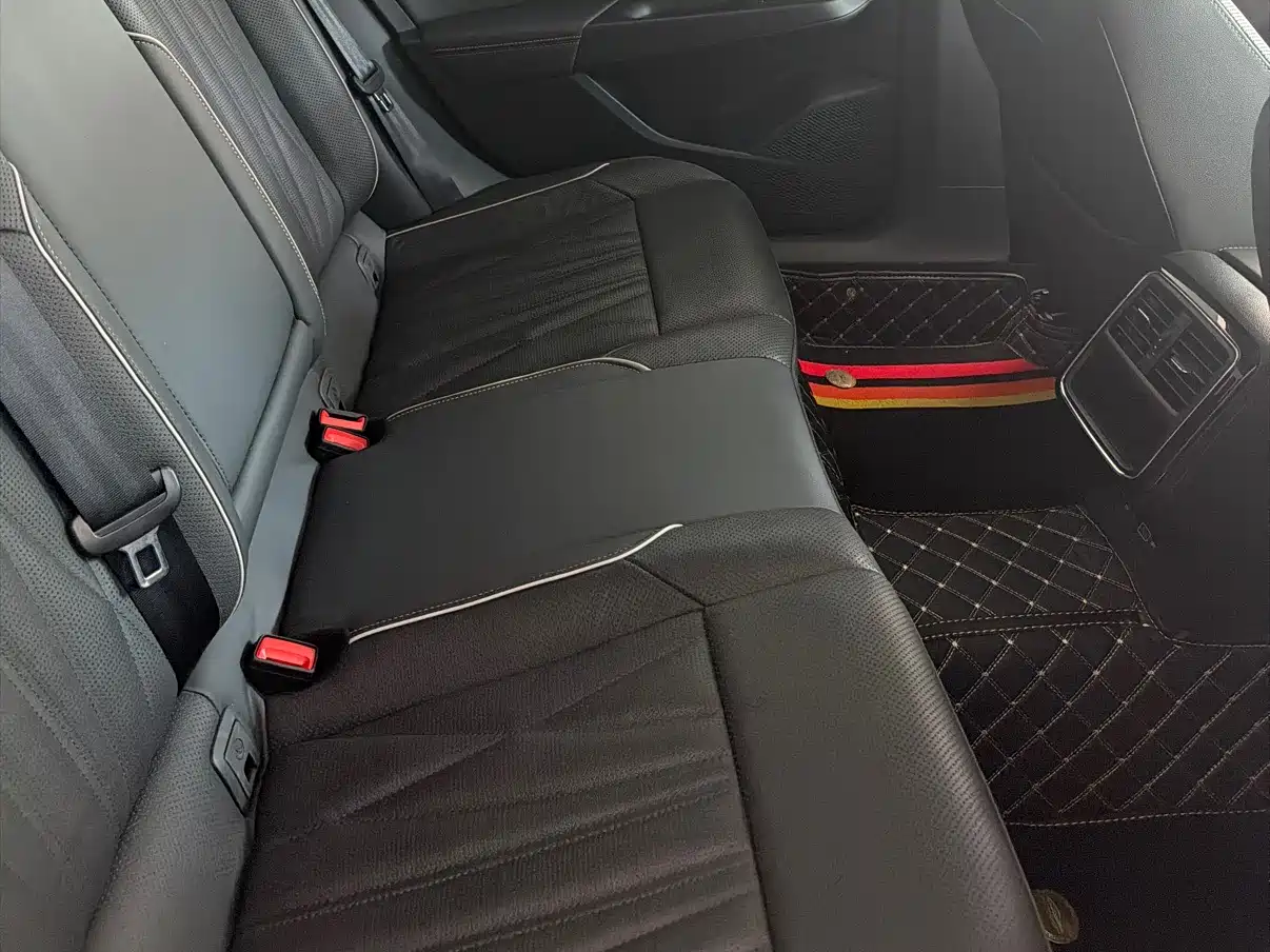 Volkswagen Passat 2022 330TSI Starlight Luxury Edition фото 16