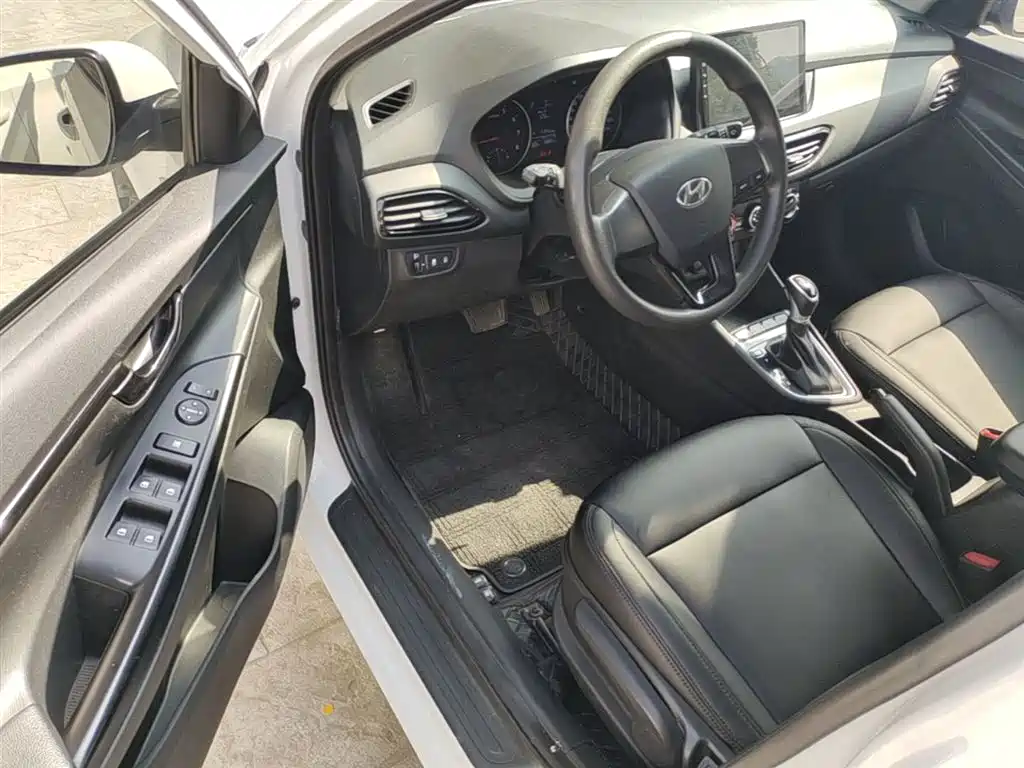 Hyundai Elantra 2018 1.6L Automatic Pleasing Edition GL China VI фото 16
