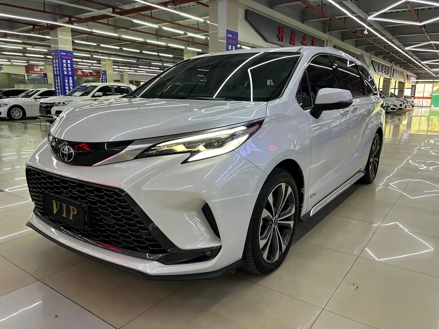 Photo 1 - Toyota Granvia