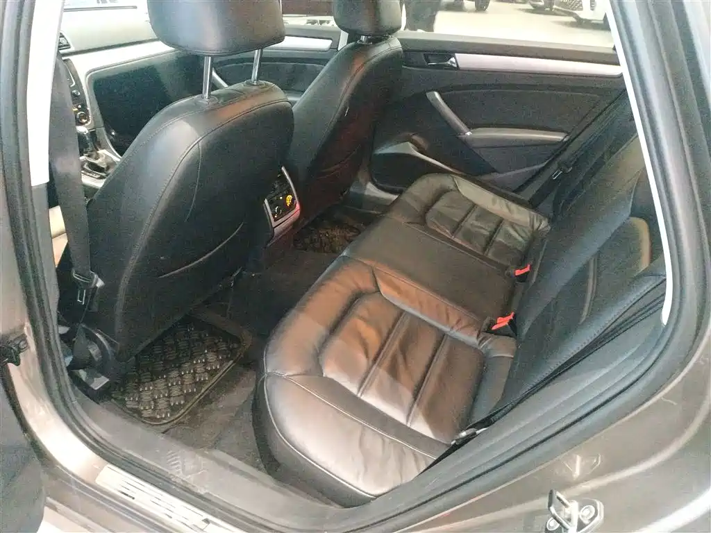 Volkswagen Passat 2014 1.8TSI DSG Luxury Edition фото 17