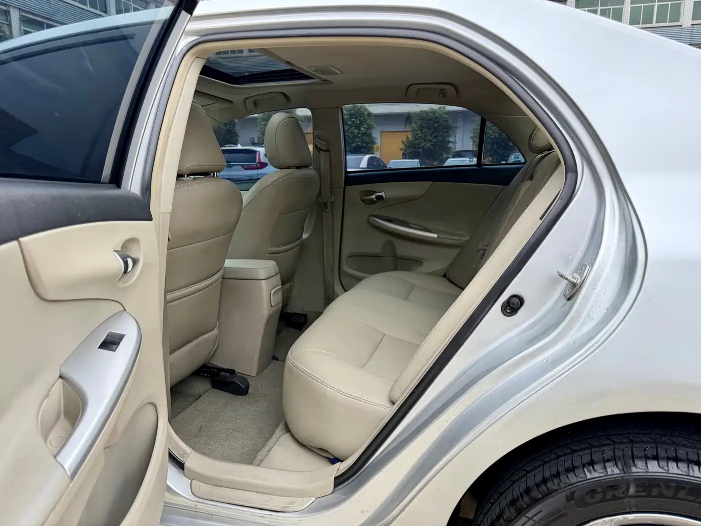 Toyota Corolla 2012 Styling Edition 1.8L CVT GL-i фото 9