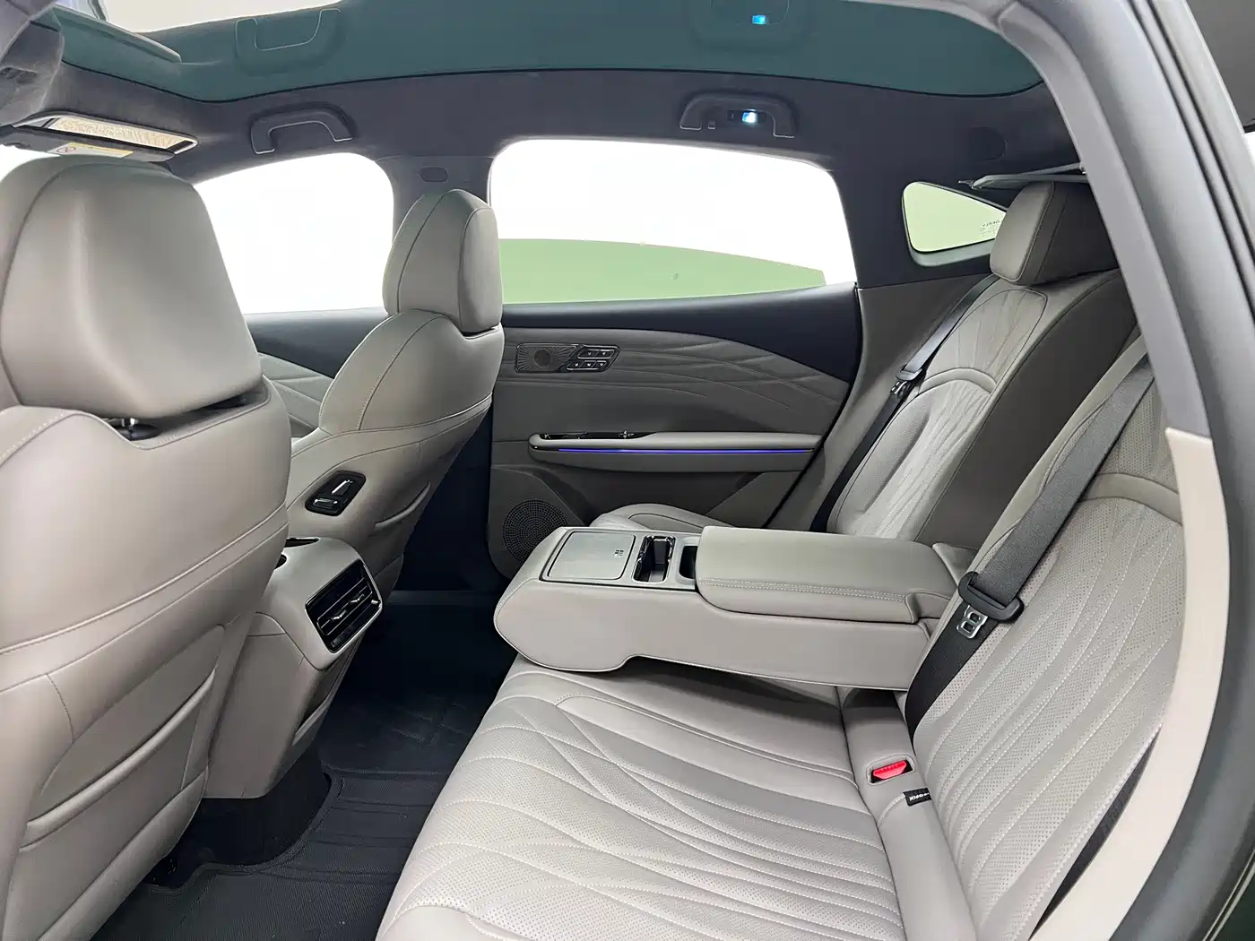 Geely Galaxy Galaxy Xingyao 8 2025 Model 130km EM-i Flagship Edition фото 18