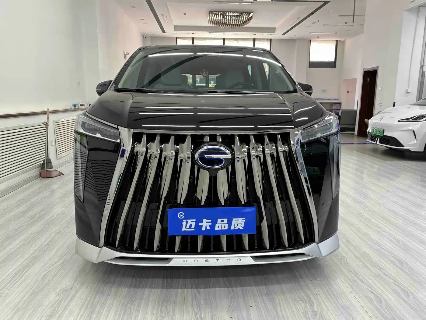 Photo 2 - GAC Trumpchi Trumpchi E9