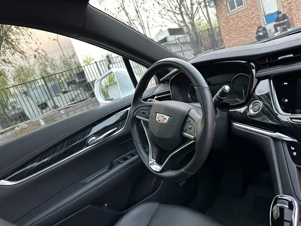 CADILLAC XT6