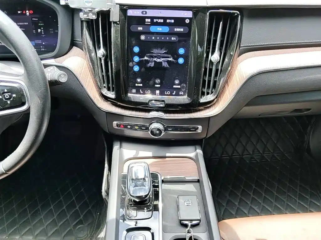 VOLVO XC60 PLUG-IN HYBRID