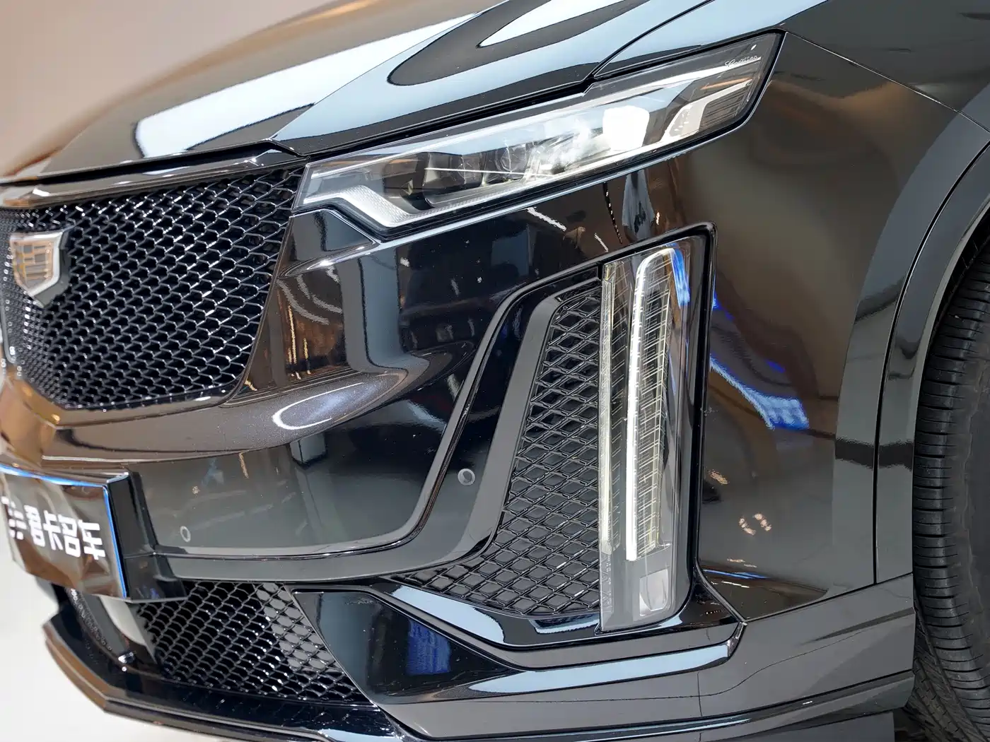 CADILLAC XT6