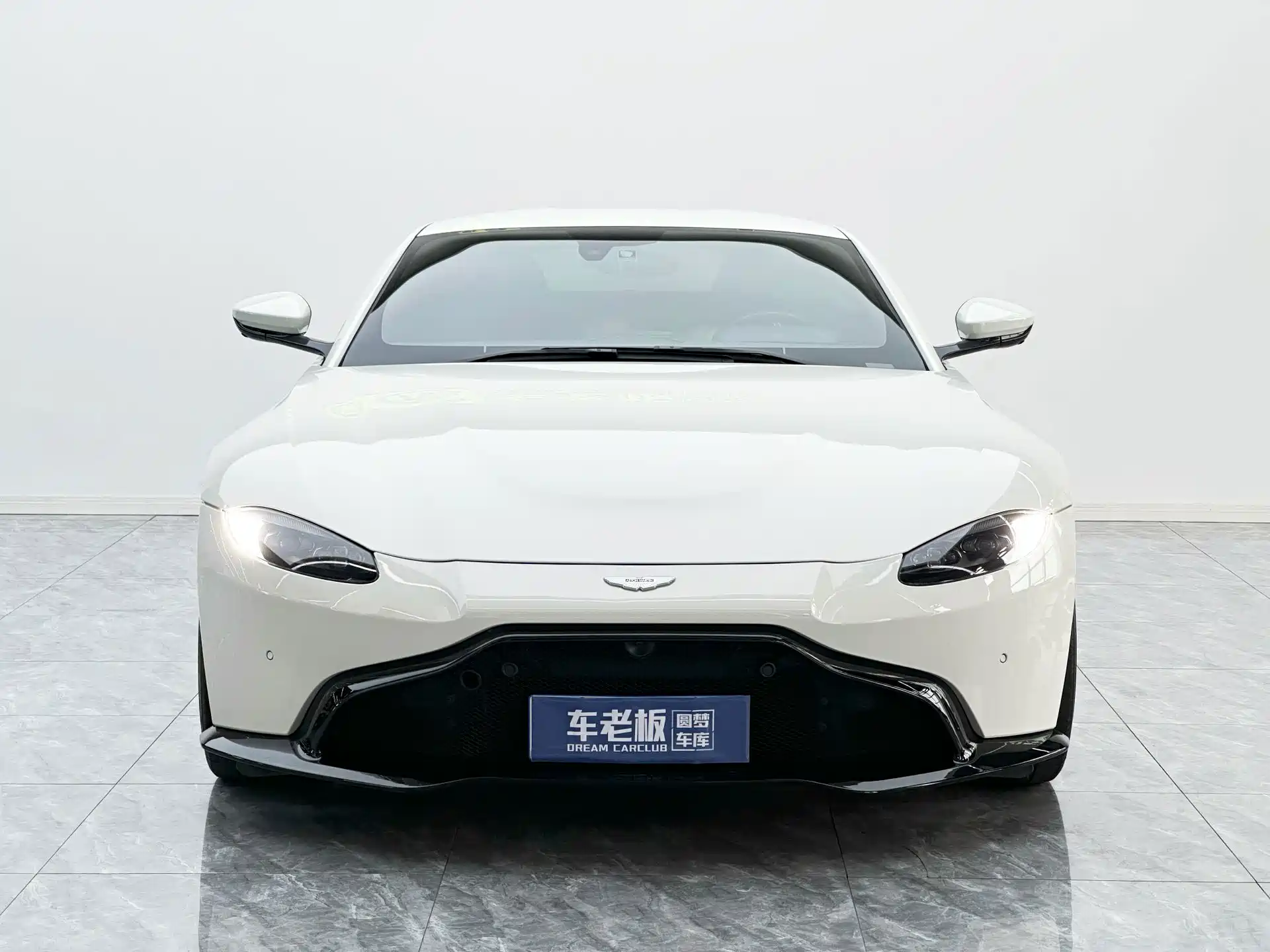 Фото 2 - Aston Martin Vantage