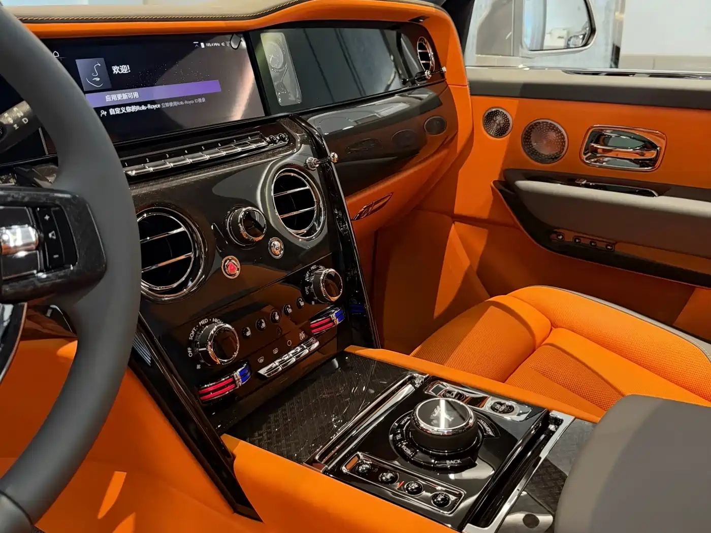 Rolls-Royce Cullinan фото 12