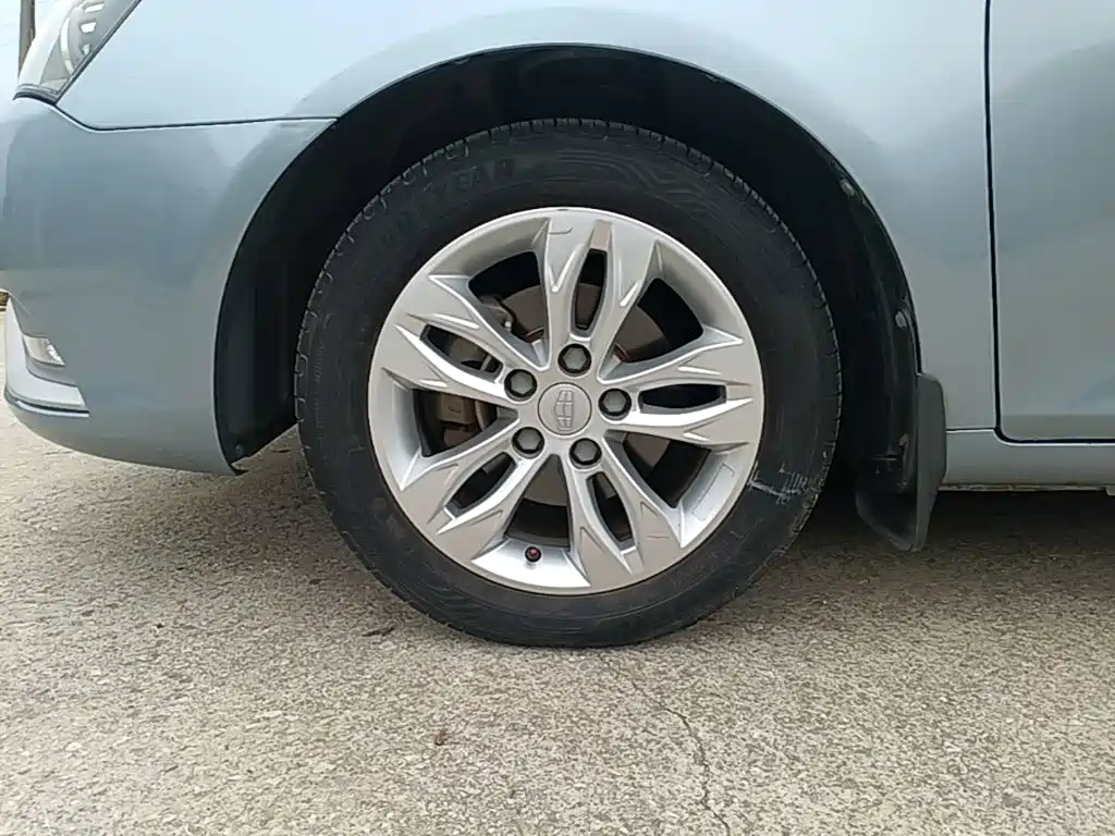 Фото 23 - Geely Emgrand