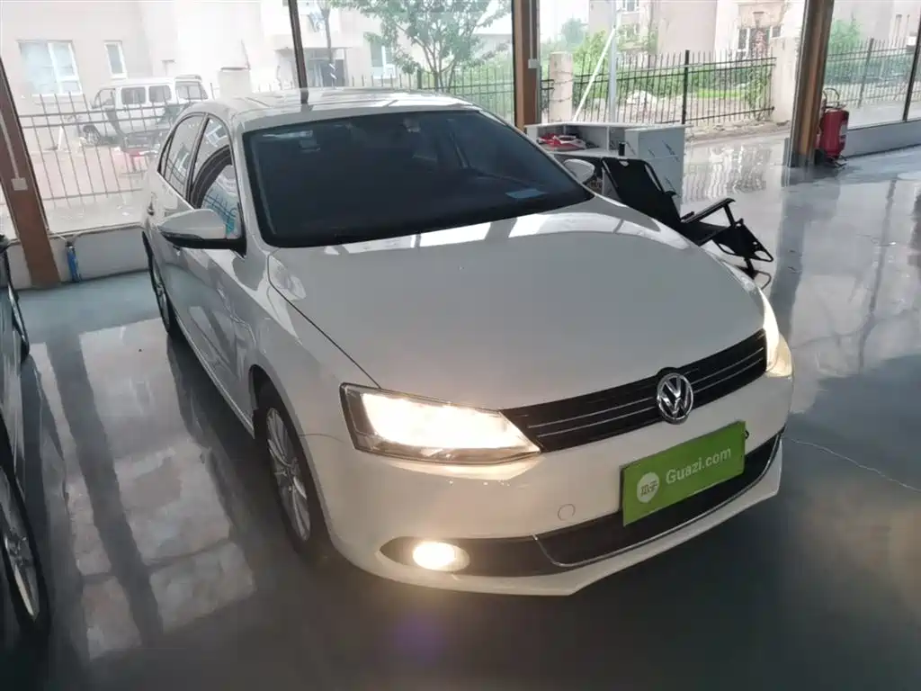Volkswagen Sagitar 2014 Facelift 1.6L Manual Leading Version фото 4