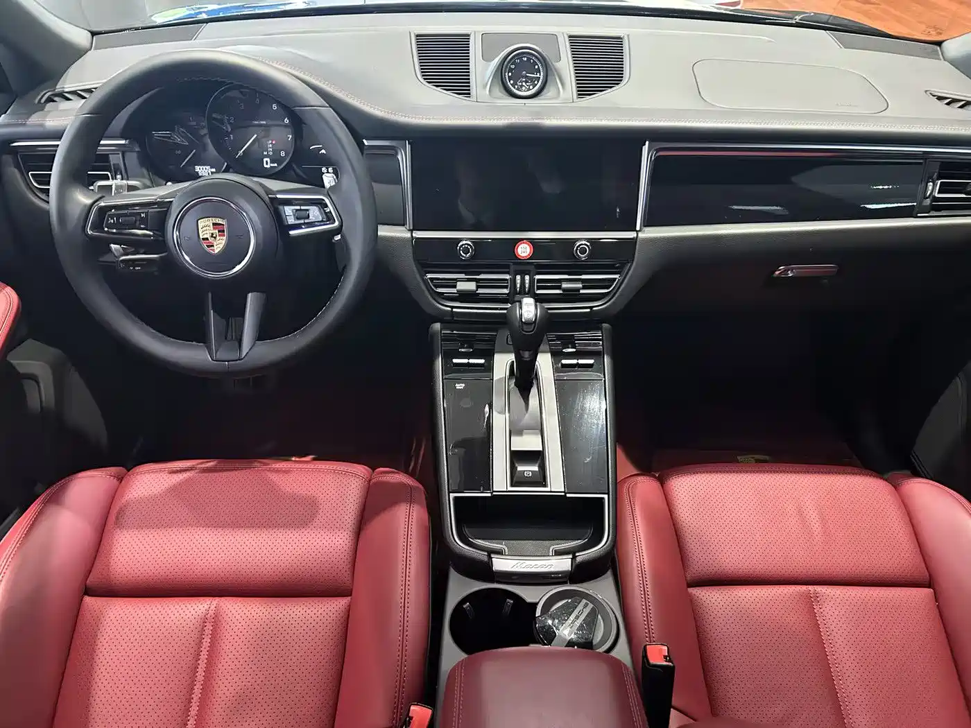 PORSCHE MACAN